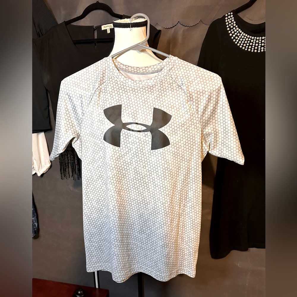 🩵4 items for $30 - Under Armor T shirt 101